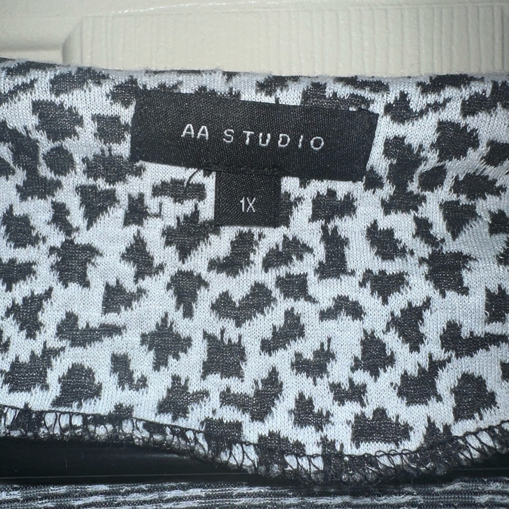 Women’s AA Studio Short Sleeve Cropped Cardigan with Crew Neck Black/Gray Sz 1X - Picture 3 of 4